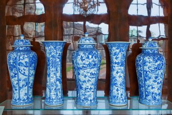 Foto, Garnitur von fünf großen, blauweißen Vasen