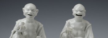 zwei Buddha-Plastiken aus weißem Porzellan