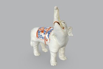 Screenshot, Figur eines Elefanten mit erhobenem Rüssel und farbiger Decke