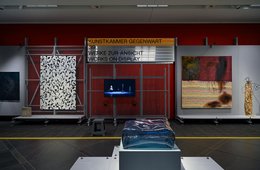 Ausstellungsansicht "Kunstkammer Gegenwart III" Ausstellungsraum mit Gemälden an der Wand