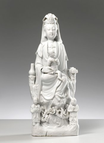 Frau in langem Gewand und mit Kind auf dem Schoß, darunter zwei weitere Figuren