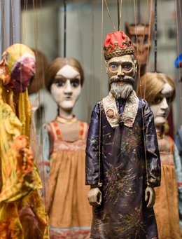 Blick in Vitrine mit Marionetten