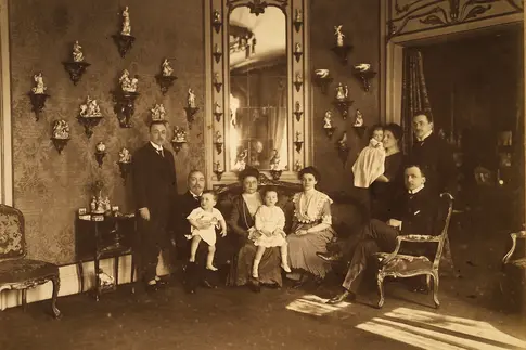 Foto, Gruppenbild der Familie mit der Porzellansammlung 