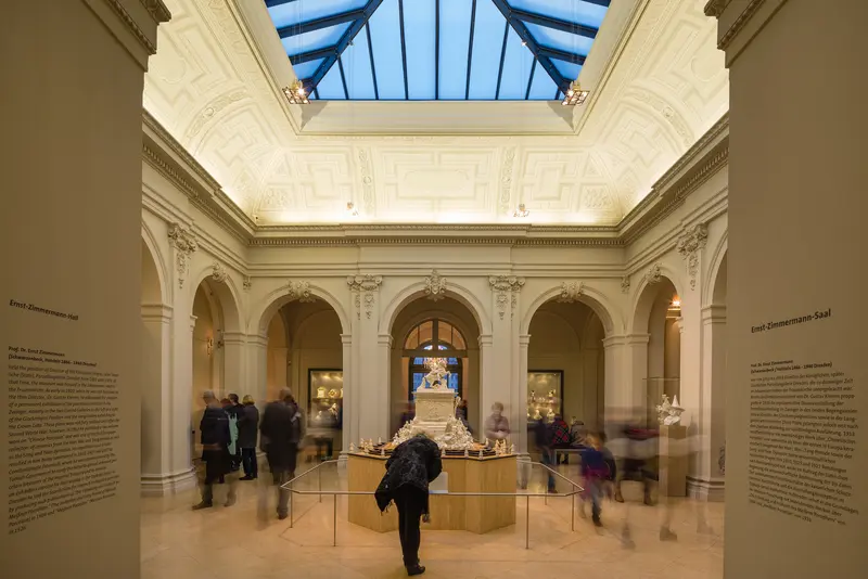 Blick in den Ernst-Zimmermann-Saal der Porzellansammlung