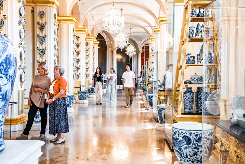 Foto, Besucher in der Ostasiengalerie mit Blauweiß-Kabinett 