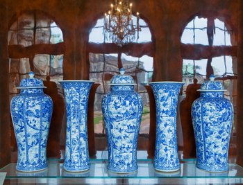 Foto, Garnitur von fünf großen, blauweißen Vasen