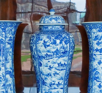 Foto, fünf Monumentale unterglasurblaue Vasen vor einer spiegelnden Lackwand
