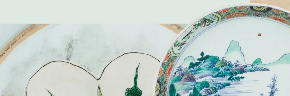 Foto, fünf Monumentale unterglasurblaue Vasen vor einer spiegelnden Lackwand