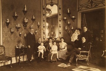 Foto, Gruppenbild der Familie mit der Porzellansammlung