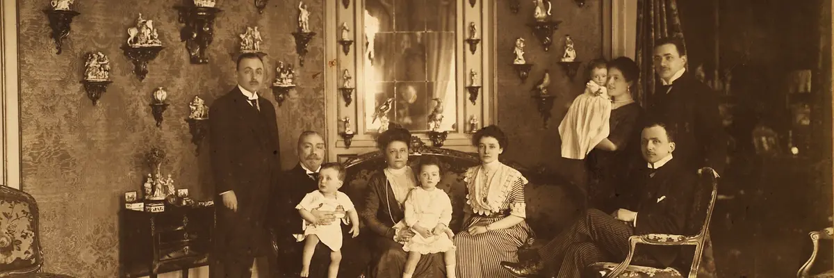 Foto, Gruppenbild der Familie mit der Porzellansammlung