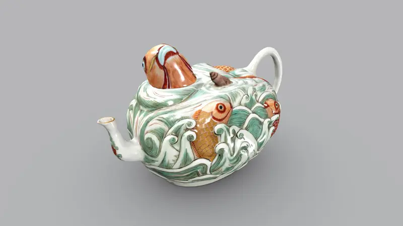 Screenshot, Polychrom bemalte Kanne mit Karpfen in Wellen in Relief auf der Wandung und einem abnehmbaren Karpfenkopf als Deckel