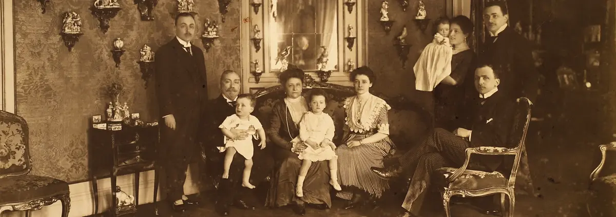 The von Klemperer family at Wiener Straße 25 (v.l.: Victor, Gustav mit Peter Ralph, Charlotte mit Sophie Charlotte, Sophie, Frieda mit Lily, Ralph Leopold (sitzend), Herbert Otto), um 1911