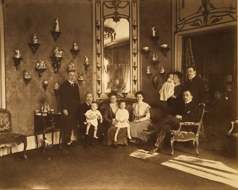  Familie von Klemperer in der Wiener Straße 25 (v.l.: Victor, Gustav mit Peter Ralph, Charlotte mit Sophie Charlotte, Sophie, Frieda mit Lily, Ralph Leopold (sitzend), Herbert Otto), um 1911