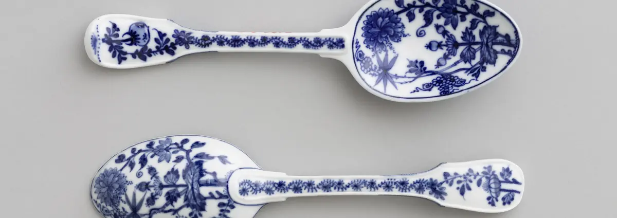 zwei Löffel aus Porzellan mit blauer Bemalung