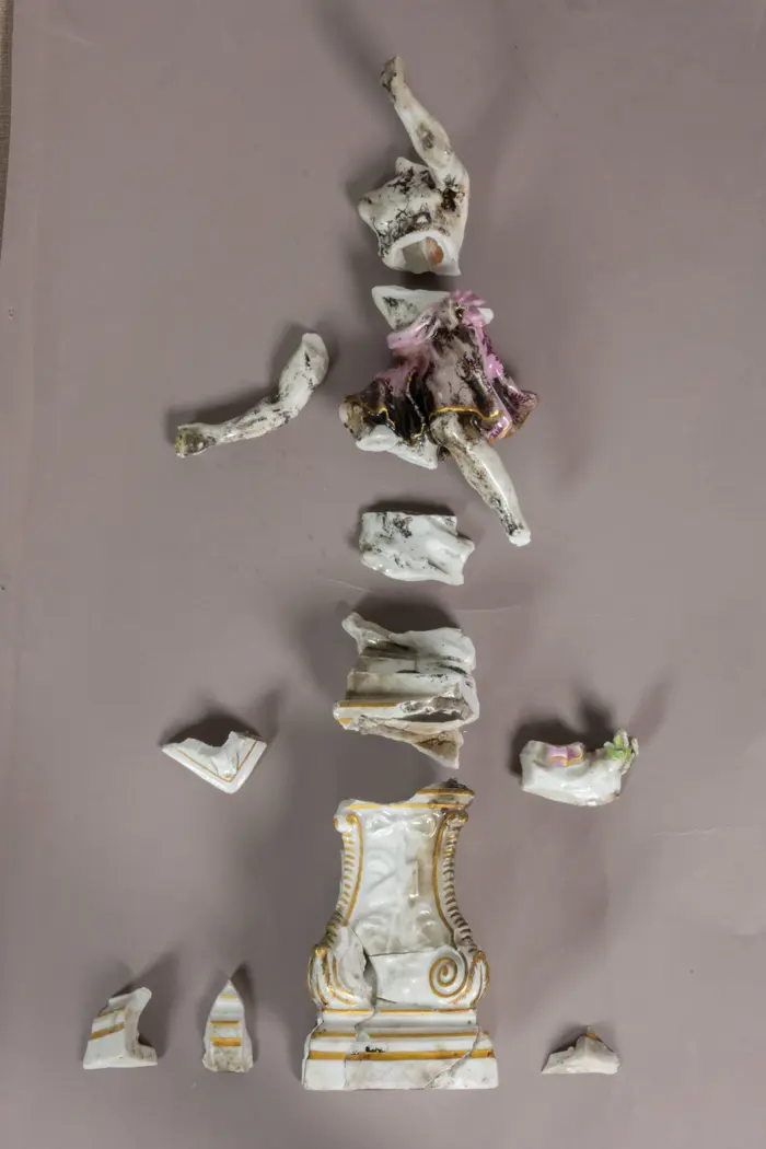 Fragmente einer Plastik aus Meissener Porzellan