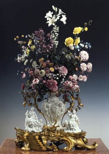 üppiger Blumenstrauß aus Porzellan