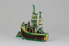 Segelschiff aus Porzellan mit Besatzung