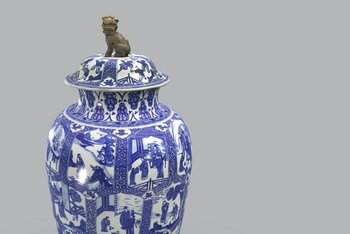 Screenshot, 3D-Modell einer Vase in Unterglasurblau mit Reserven, welche die 24 Beispiel der Kindespietät zeigen