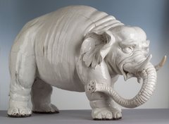 Elefant aus Porzellan im Profil