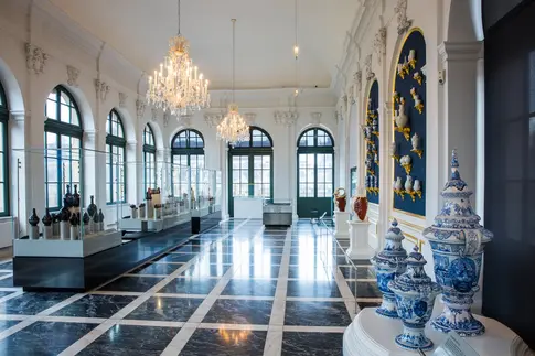 Blick in den neugestalteten Böttgersaal der Porzellansammlung im Zwinger