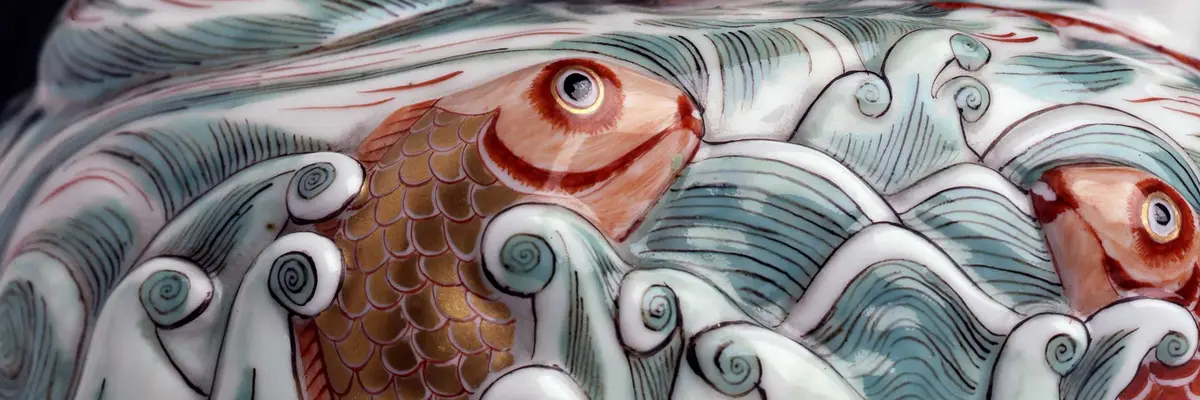 zwei Fische schauen aus den Meeresfluten heraus