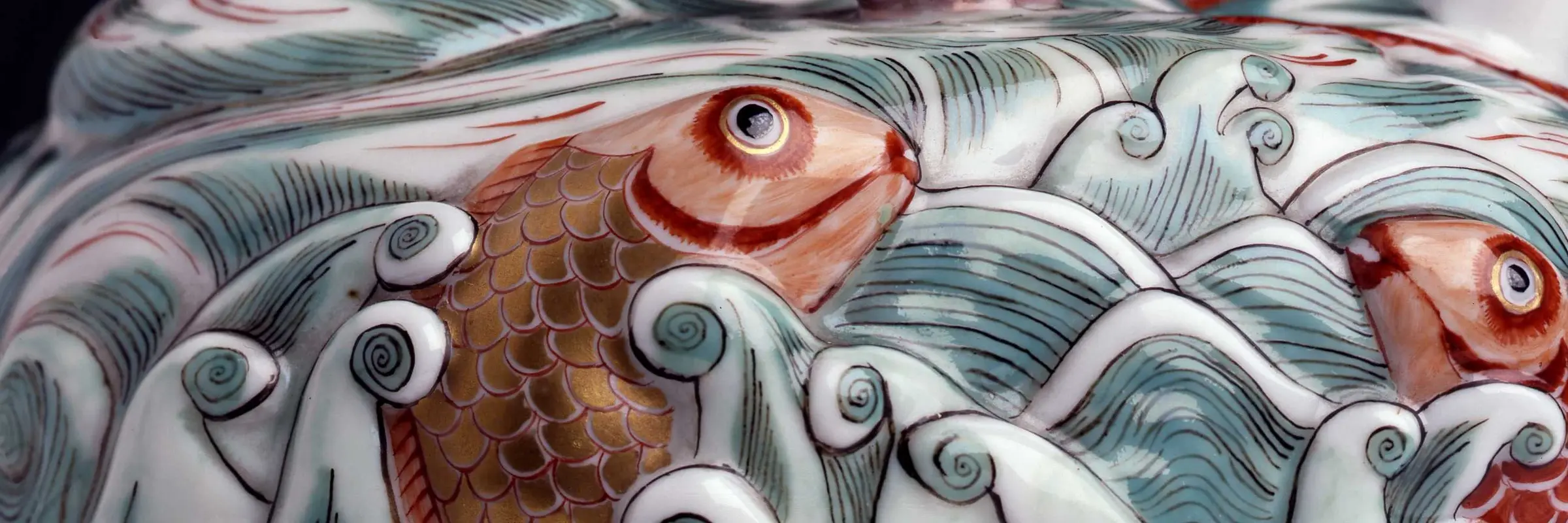 zwei Fische schauen aus den Meeresfluten heraus