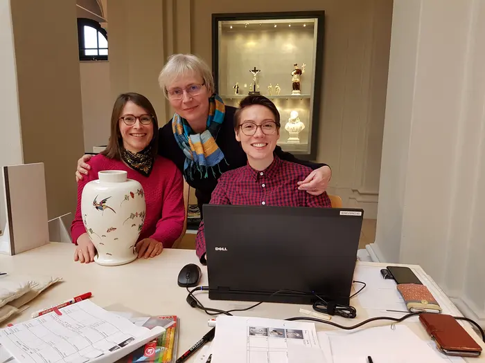 Projektmitarbeiterinnen Karolin Randhahn und Sabine Peinelt-Schmidt mit Oberkonservatorin Anette Loesch