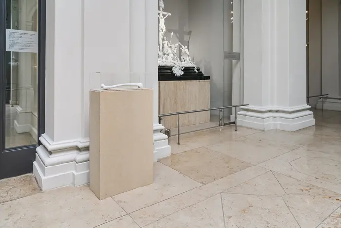 Isa Genzken, Femur, 1990.