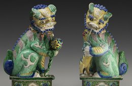 Pair of Lions, China, Jingdezhen zwei Löwen der Qing Dynastie in grün leuchtendem Porzellan blicken einander an