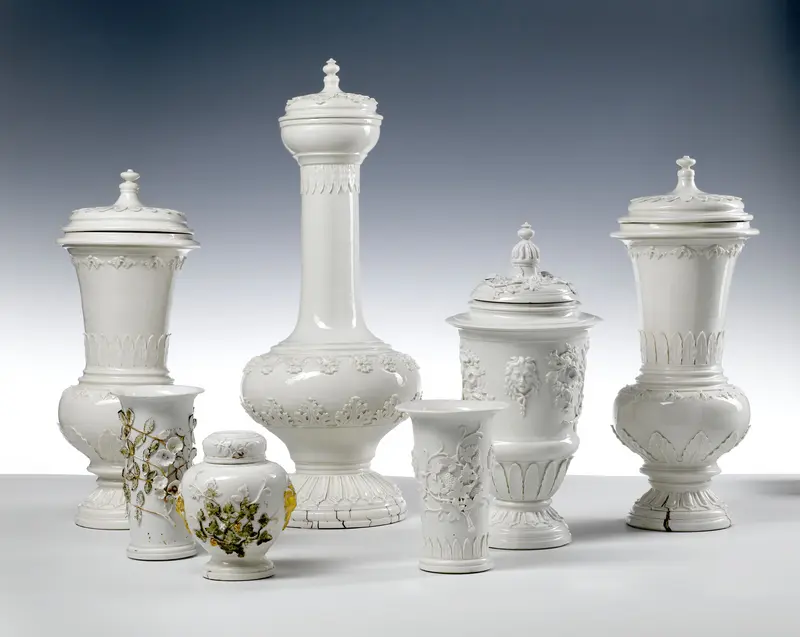 Meissener Deckelvasen und Becher aus Böttgerporzellan, um 1713–1723