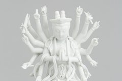 Figur einer vielarmigen Göttin auf einem Lotusthron