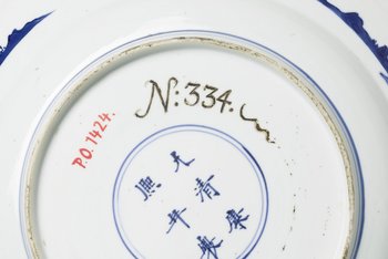 Foto, Unterseite eines Tellers einer eingeritzten Nummer N 334 Zickzacklinie