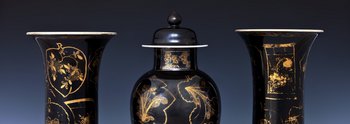 drei schwarze Porzellanvasen mit goldener Dekoration