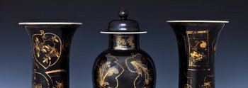 drei schwarze Porzellanvasen mit goldener Dekoration