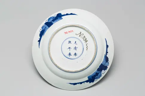 Rückseite eines Tellers