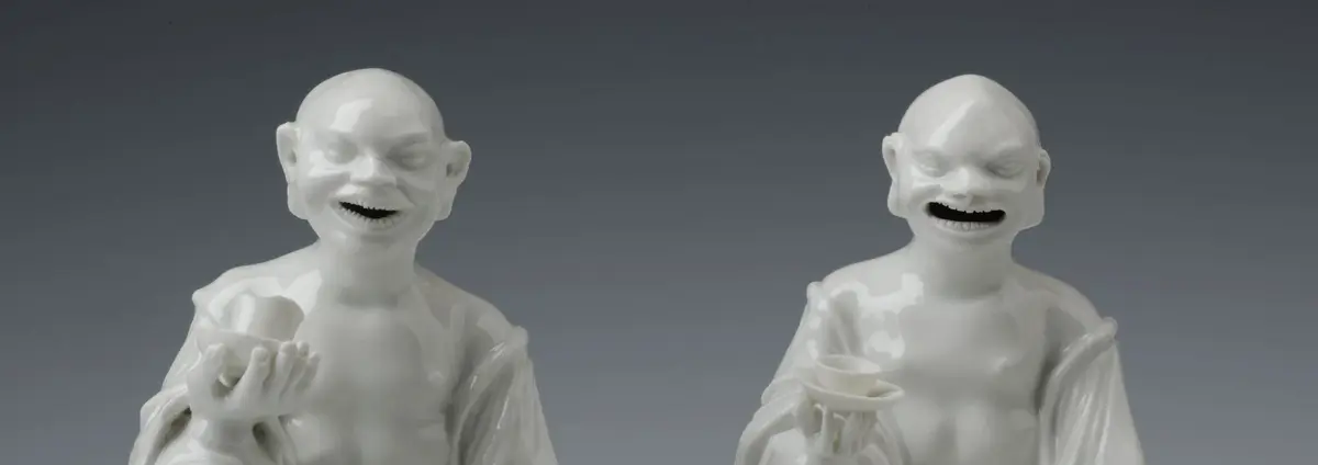 zwei Buddha-Plastiken aus weißem Porzellan