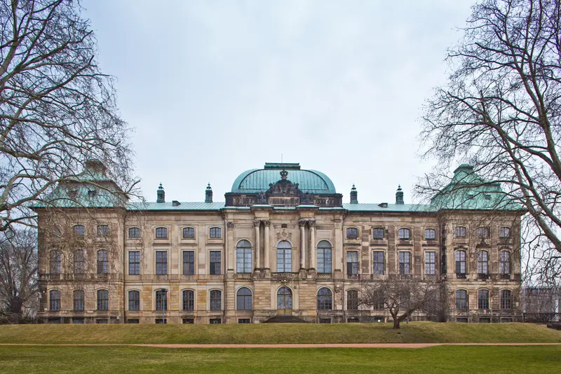 Foto, Blick auf ein imposantes historisches Gebäude