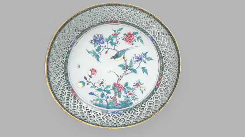 Screenshot, Schale mit durchbrochener Wandung und einem Vogel auf einem Stamm in polychromer Bemalung im Spiegel