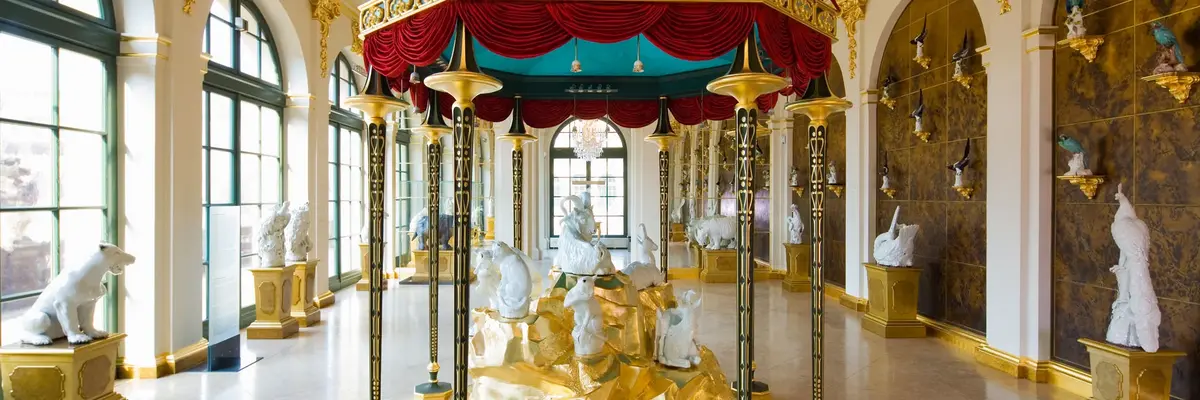 Raum mit verschiedenen Porzellantieren