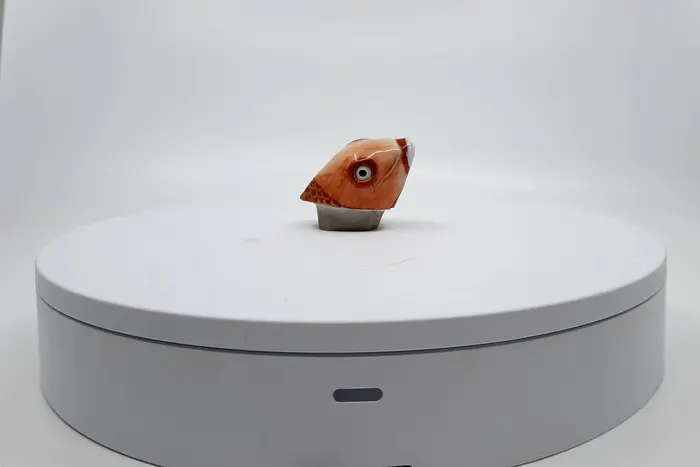 Foto, Porzellandeckel in Fischform auf einem drehbaren Untersatz