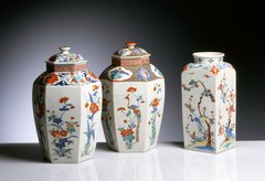 Drei große, mit Blumen und Vögeln bemalte Vasen
