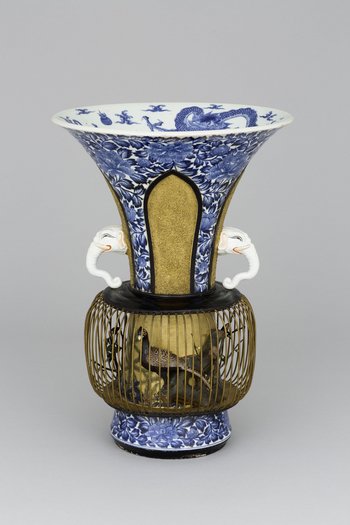 Porzellanvase mit Elefantenrüsseln als Henkel und einem drumherum gearbeiteten Vogelkäfig