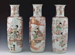 drei große, hauptsächlich mit Menschen bemalte Vasen